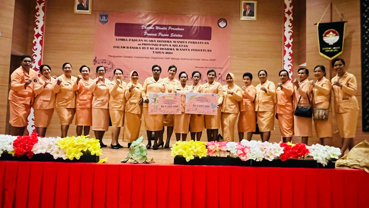 Tim Dharma Wanita Kabupaten Mappi Menyabet Juara Satu Dan Juara Favorit Lomba Paduan Suara